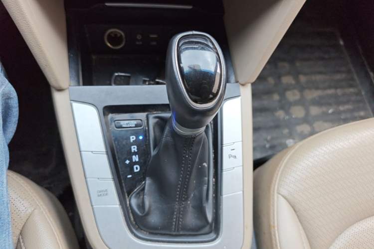 Used Hyundai Elantra (6th Generation / Lingdong) 2016 1.6L Automatic ZhiXuan · Luxury Version Gear Lever