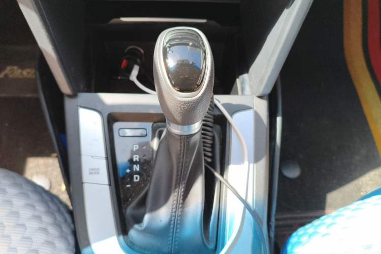 Used Hyundai Elantra (6th Generation / Lingdong) 2016 1.6L Automatic ZhiXuan – Elite Version Gear Lever