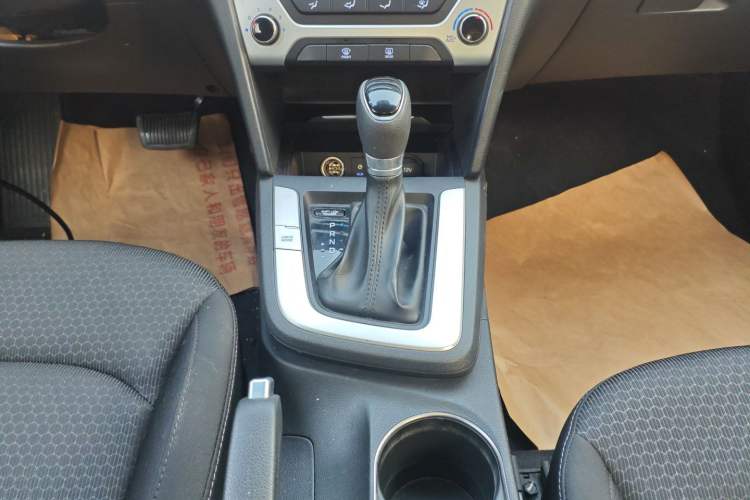 Used Hyundai Elantra (6th Generation / Lingdong) 2016 1.6L Automatic ZhiXuan – Elite Version Gear Lever
