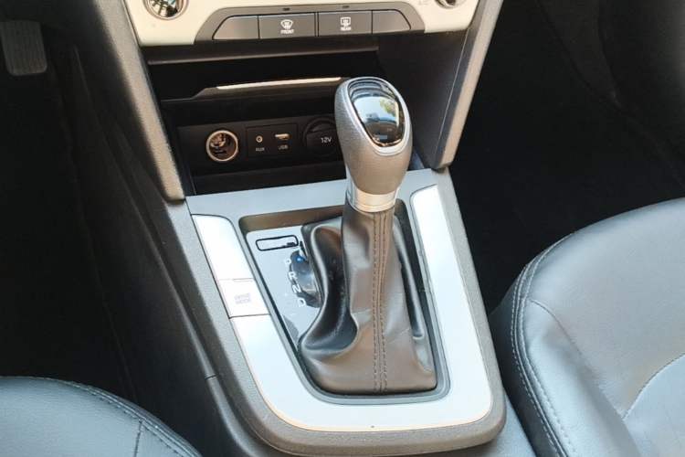 Used Hyundai Elantra (6th Generation / Lingdong) 2016 1.6L Automatic ZhiXuan – Elite Version Gear Lever