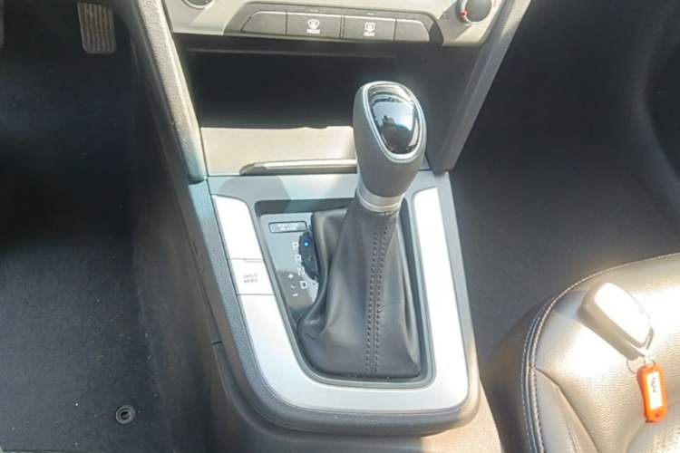 Used Hyundai Elantra (6th Generation / Lingdong) 2016 1.6L Automatic ZhiXuan – Elite Version Gear Lever