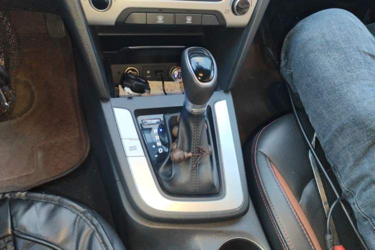 Used Hyundai Elantra (6th Generation / Lingdong) 2016 1.6L Automatic ZhiXuan – Elite Version Gear Lever