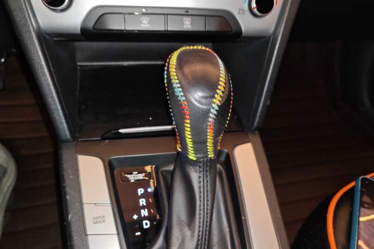 Used Hyundai Elantra (6th Generation / Lingdong) 2016 1.6L Automatic ZhiXuan – Elite Version Gear Lever
