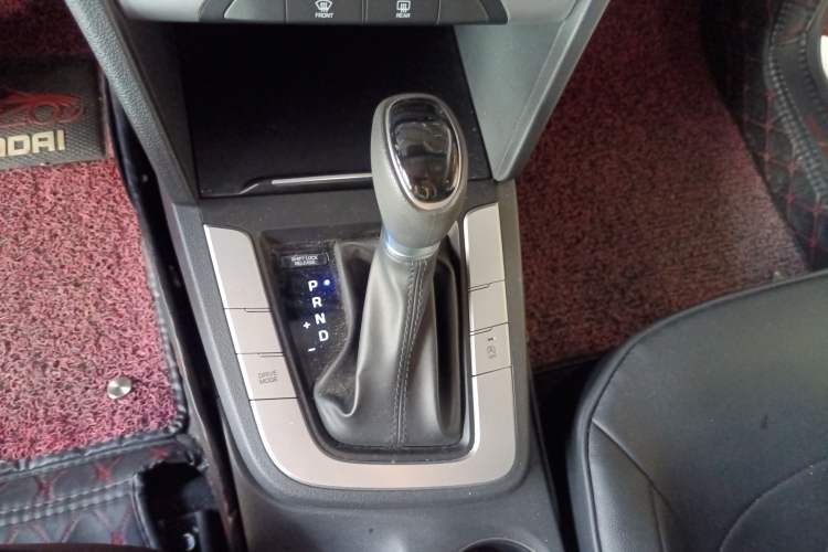 Used Hyundai Elantra (6th Generation / Lingdong) 2016 1.6L Automatic ZhiXuan – Elite Version Gear Lever