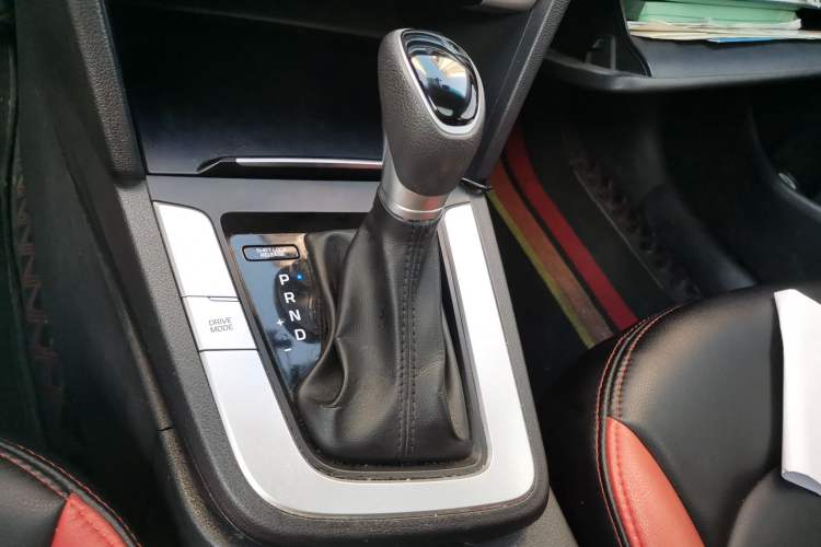 Used Hyundai Elantra (6th Generation / Lingdong) 2016 1.6L Automatic ZhiXuan – Elite Version Gear Lever