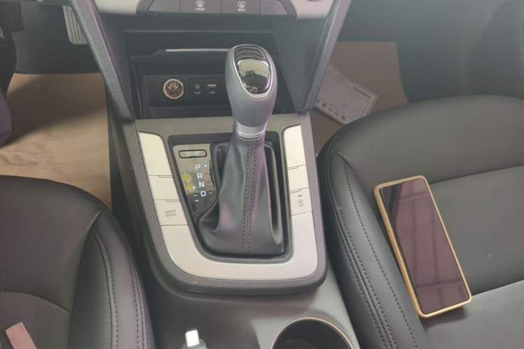 Used Hyundai Elantra (6th Generation / Lingdong) 2016 1.6L Automatic ZhiXuan – Elite Version Gear Lever