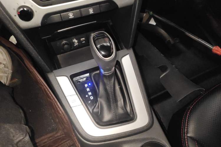 Used Hyundai Elantra (6th Generation / Lingdong) 2016 1.6L Automatic ZhiXuan · Youth Edition Gear Lever