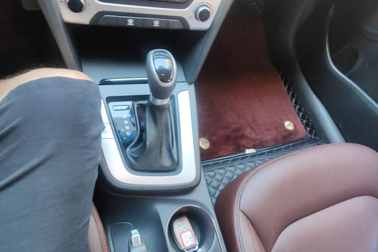 Used Hyundai Elantra (6th Generation / Lingdong) 2016 1.6L Automatic ZhiXuan – Elite Version Gear Lever