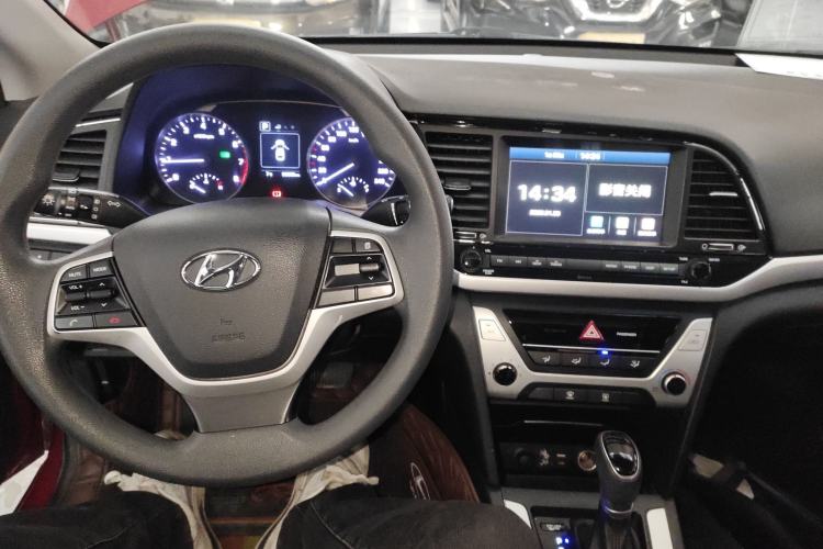 Used Hyundai Elantra (6th Generation / Lingdong) 2016 1.6L Automatic ZhiXuan · Youth Edition Interior 2