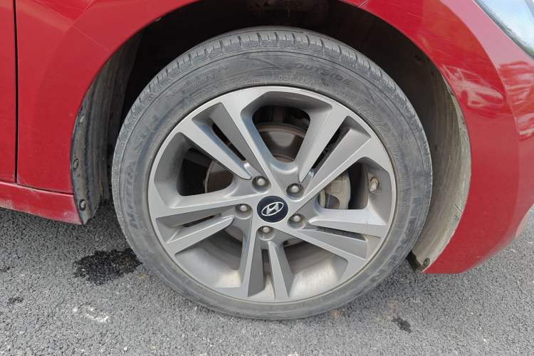 Used Hyundai Elantra (6th Generation / Lingdong) 2016 1.6L Automatic ZhiXuan · Luxury Version Right Front Wheel Hub