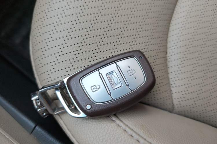 Used Hyundai Elantra (6th Generation / Lingdong) 2016 1.6L Automatic ZhiXuan · Luxury Version Vehicle Key