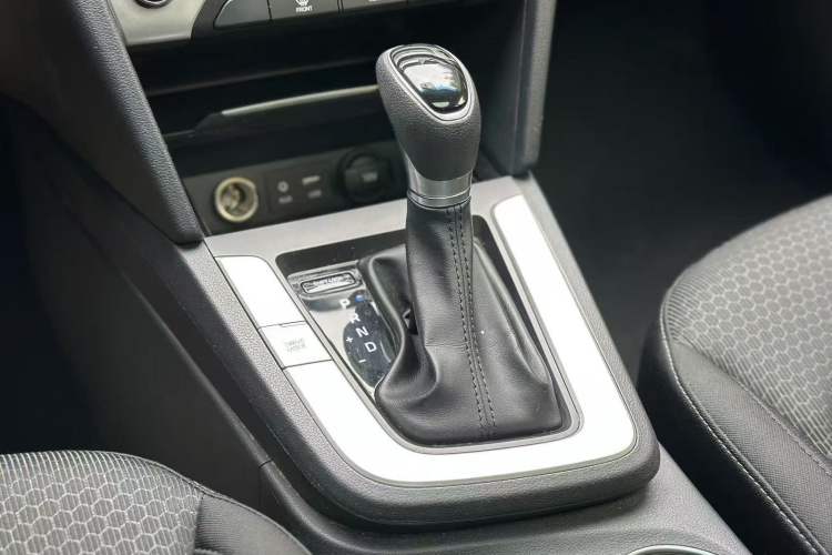 Used Hyundai Elantra (6th Generation / Lingdong) 2016 1.6L Automatic ZhiXuan – Elite Version Interior 4