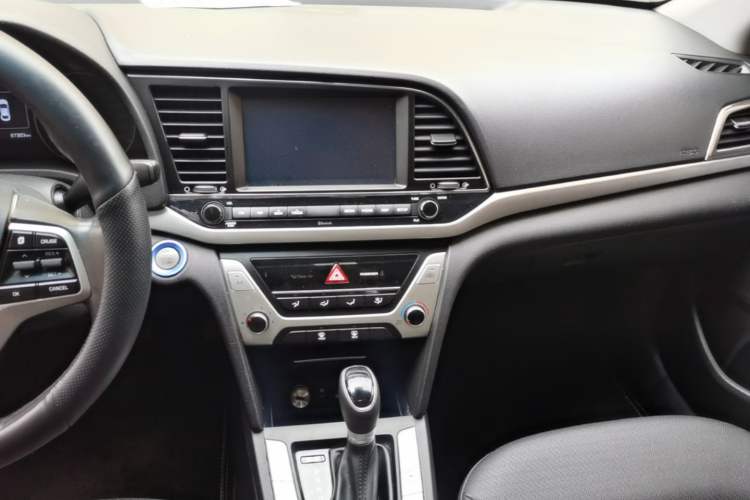 Used Hyundai Elantra (6th Generation / Lingdong) 2016 1.6L Automatic ZhiXuan · Luxury Version Audio And AC Panel