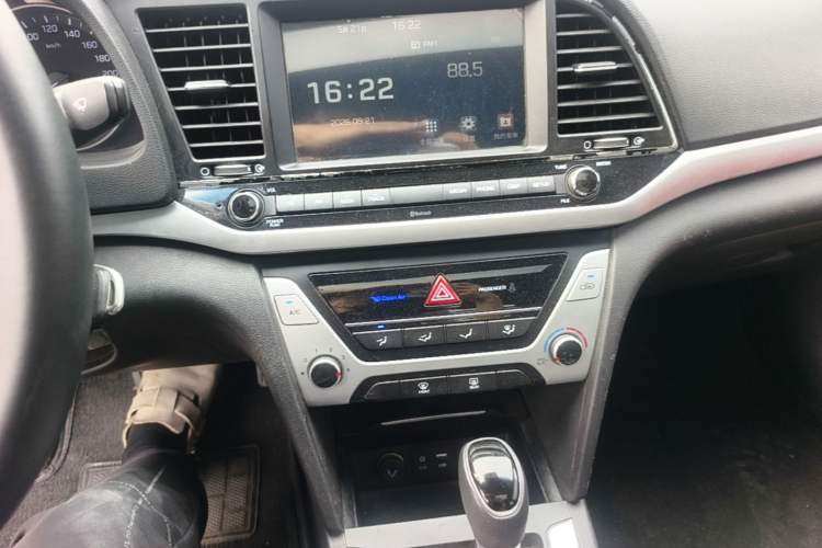 Used Hyundai Elantra (6th Generation / Lingdong) 2016 1.6L Automatic ZhiXuan – Elite Version Audio And AC Panel