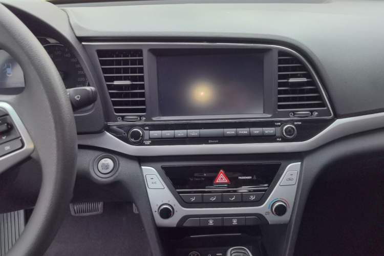 Used Hyundai Elantra (6th Generation / Lingdong) 2016 1.6L Automatic ZhiXuan – Elite Version Audio And AC Panel