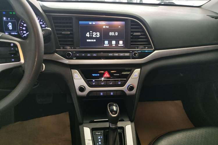 Used Hyundai Elantra (6th Generation / Lingdong) 2016 1.6L Automatic ZhiXuan – Elite Version Audio And AC Panel