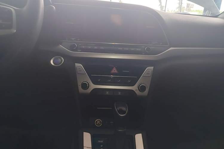 Used Hyundai Elantra (6th Generation / Lingdong) 2016 1.6L Automatic ZhiXuan – Elite Version Audio And AC Panel