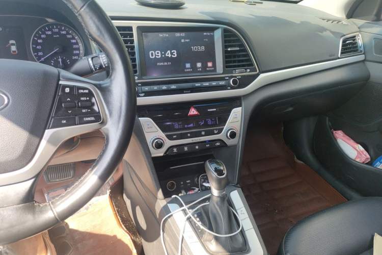 Used Hyundai Elantra (6th Generation / Lingdong) 2016 1.6L Automatic ZhiXuan · Flagship Edition Audio And AC Panel