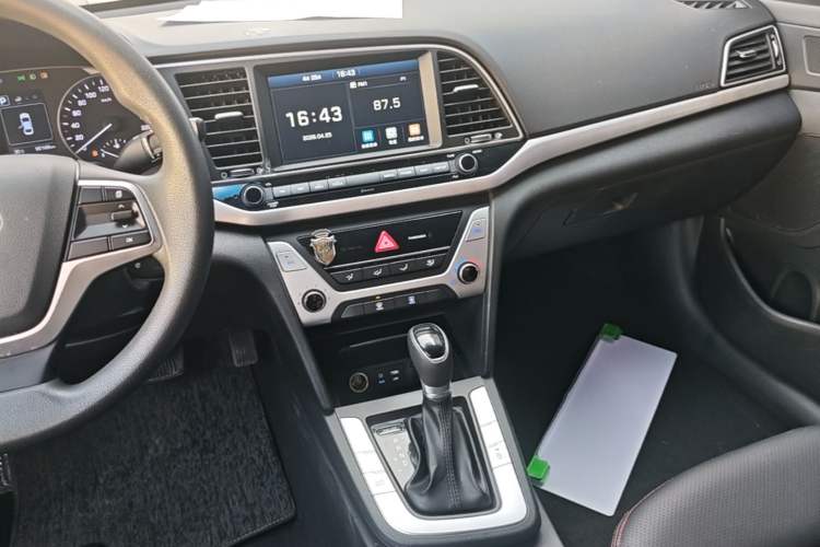 Used Hyundai Elantra (6th Generation / Lingdong) 2016 1.6L Automatic ZhiXuan – Elite Version Audio And AC Panel