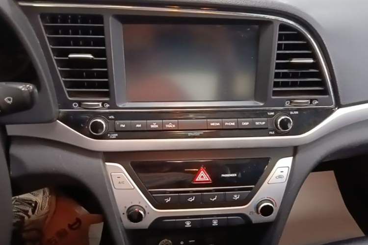 Used Hyundai Elantra (6th Generation / Lingdong) 2016 1.6L Automatic ZhiXuan – Elite Version Audio And AC Panel