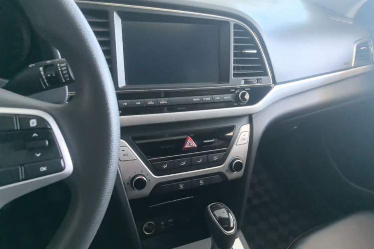 Used Hyundai Elantra (6th Generation / Lingdong) 2016 1.6L Automatic ZhiXuan – Elite Version Audio And AC Panel