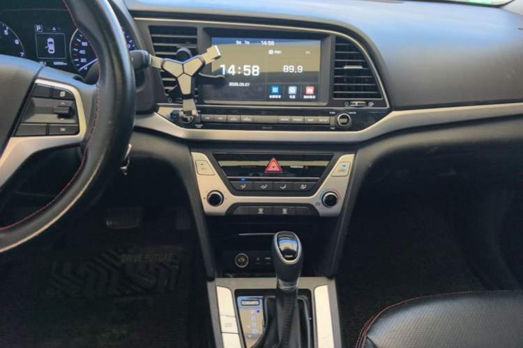 Used Hyundai Elantra (6th Generation / Lingdong) 2016 1.6L Automatic ZhiXuan – Elite Version Audio And AC Panel