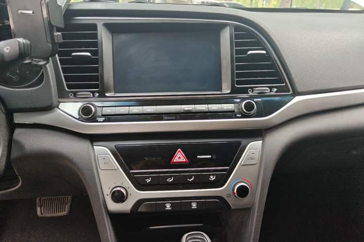 Used Hyundai Elantra (6th Generation / Lingdong) 2016 1.6L Automatic ZhiXuan – Elite Version Audio And AC Panel