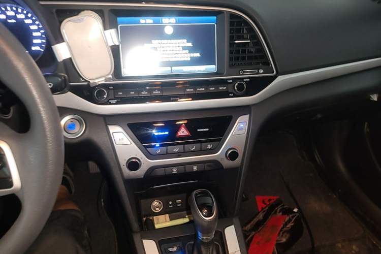 Used Hyundai Elantra (6th Generation / Lingdong) 2016 1.6L Automatic ZhiXuan – Elite Version Audio And AC Panel