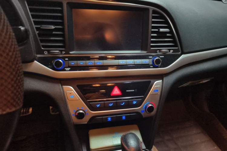Used Hyundai Elantra (6th Generation / Lingdong) 2016 1.6L Automatic ZhiXuan – Elite Version Audio And AC Panel