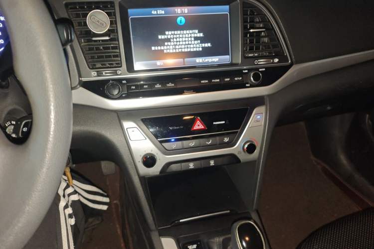 Used Hyundai Elantra (6th Generation / Lingdong) 2016 1.6L Automatic ZhiXuan – Elite Version Audio And AC Panel