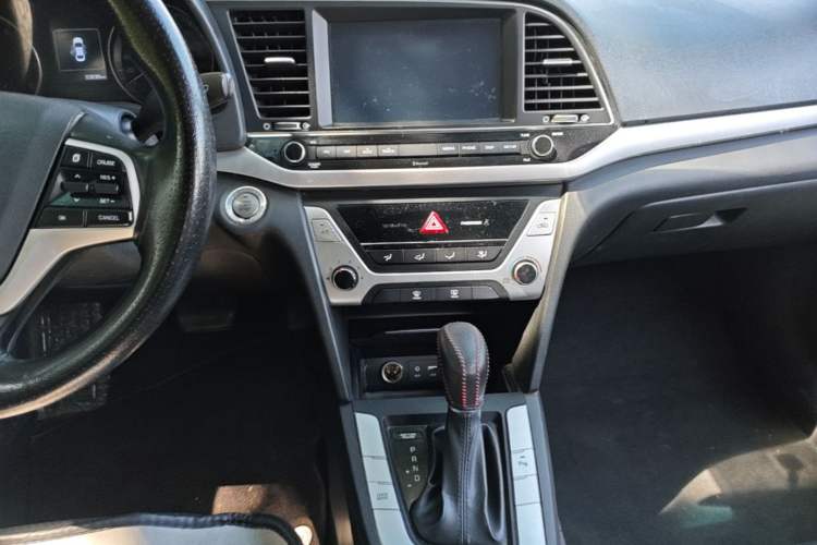 Used Hyundai Elantra (6th Generation / Lingdong) 2016 1.6L Automatic ZhiXuan · Luxury Version Audio And AC Panel