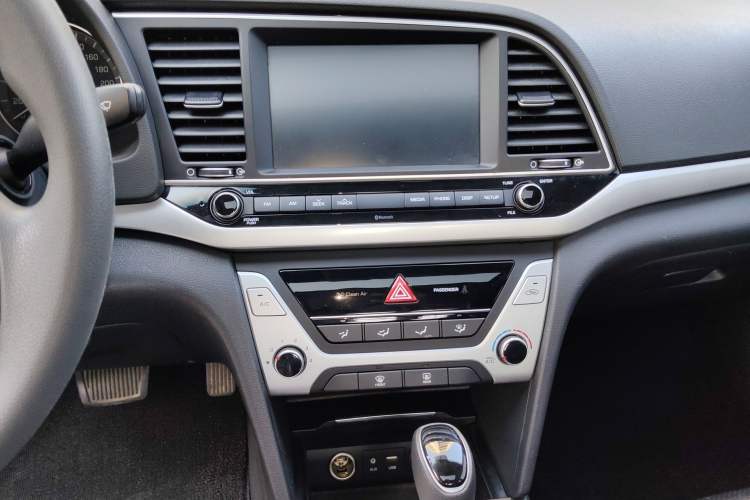 Used Hyundai Elantra (6th Generation / Lingdong) 2016 1.6L Automatic ZhiXuan – Elite Version Audio And AC Panel