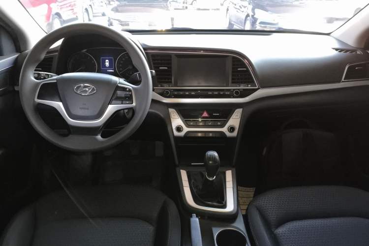 Used Hyundai Elantra (6th Generation / Lingdong) 2016 1.6L Manual ZhiXuan·Youth Edition Center Console