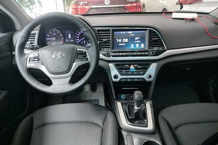 Used Hyundai Elantra (6th Generation / Lingdong) 2016 1.6L Manual ZhiXuan · Dynamic Model Center Console