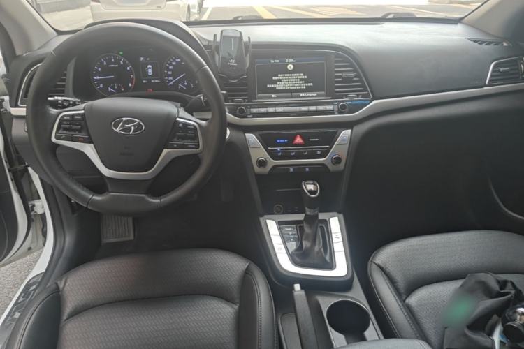 Used Hyundai Elantra (6th Generation / Lingdong) 2016 1.6L Automatic ZhiXuan · Luxury Version Center Console