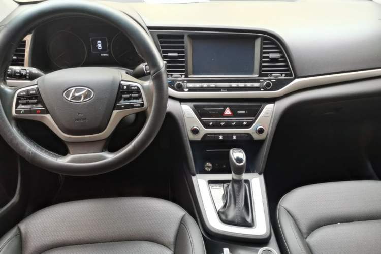 Used Hyundai Elantra (6th Generation / Lingdong) 2016 1.6L Automatic ZhiXuan · Luxury Version Center Console