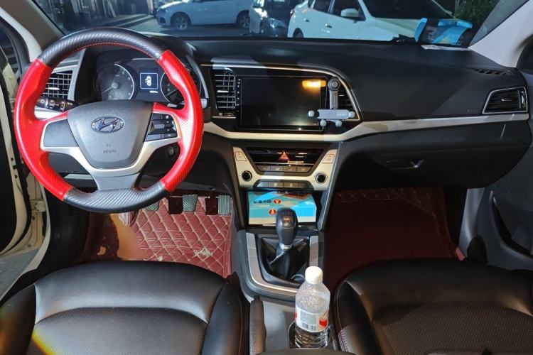 Used Hyundai Elantra (6th Generation / Lingdong) 2016 1.6L Manual ZhiXuan·Youth Edition Center Console