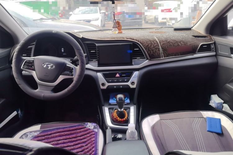 Used Hyundai Elantra (6th Generation / Lingdong) 2016 1.6L Manual ZhiXuan·Youth Edition Center Console