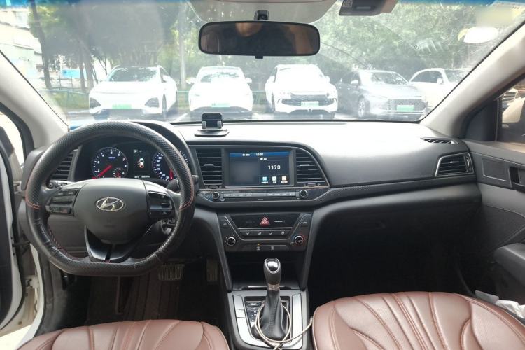Used Hyundai Elantra (6th Generation / Lingdong) 2016 1.4T Dual-Clutch Xuan Dong · Dynamic Version Center Console