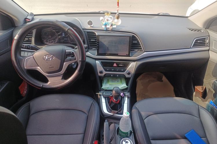 Used Hyundai Elantra (6th Generation / Lingdong) 2016 1.6L Manual ZhiXuan·Youth Edition Center Console