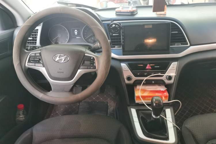 Used Hyundai Elantra (6th Generation / Lingdong) 2016 1.6L Manual ZhiXuan · Dynamic Model Center Console