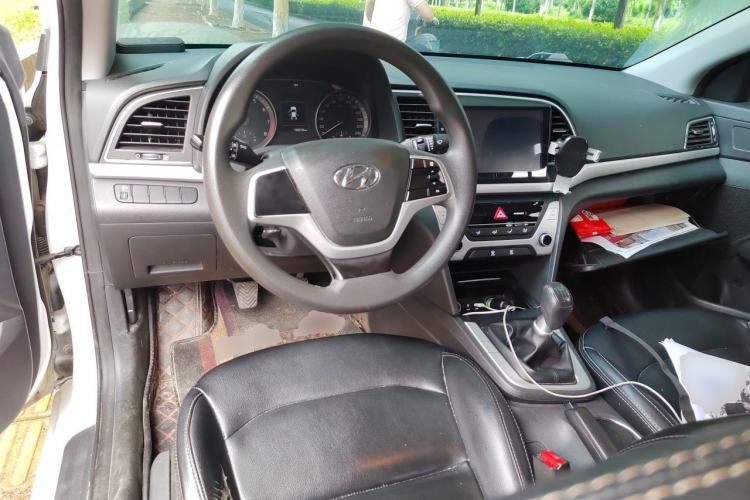 Used Hyundai Elantra (6th Generation / Lingdong) 2016 1.6L Manual ZhiXuan·Youth Edition Center Console