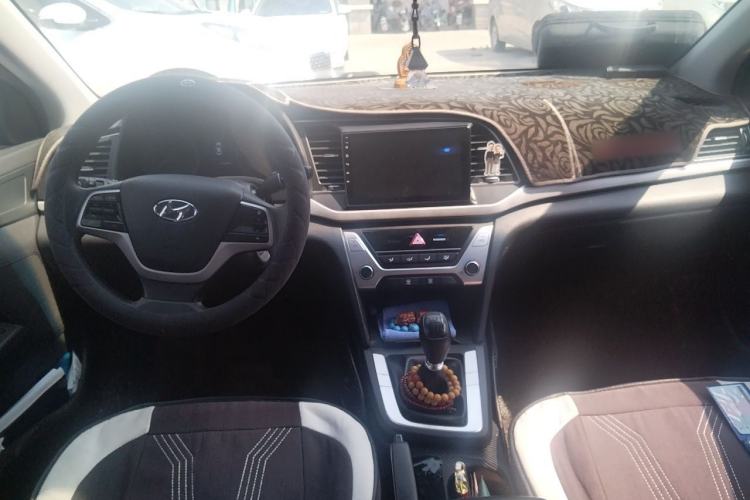 Used Hyundai Elantra (6th Generation / Lingdong) 2016 1.6L Manual ZhiXuan·Youth Edition Center Console