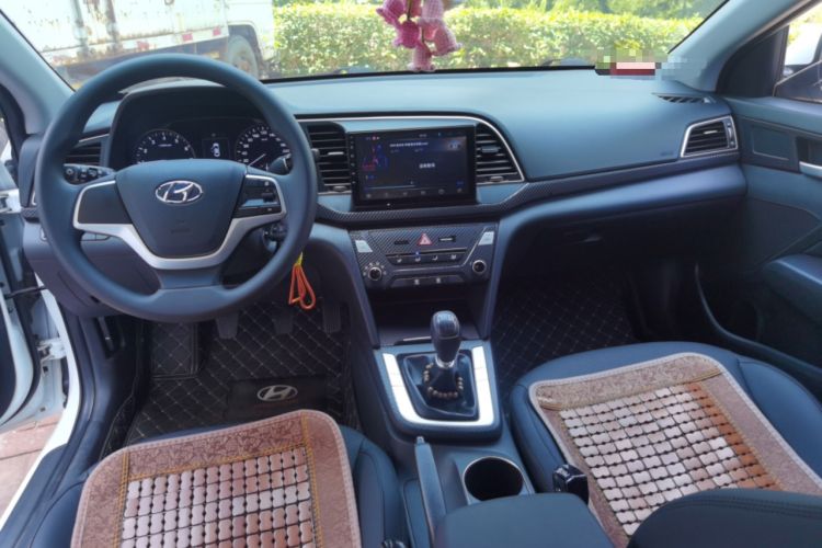 Used Hyundai Elantra (6th Generation / Lingdong) 2016 1.6L Manual ZhiXuan·Youth Edition Center Console