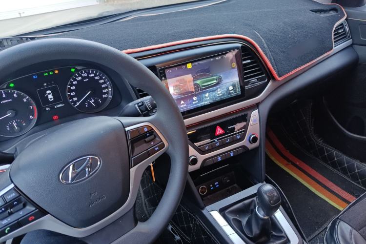 Used Hyundai Elantra (6th Generation / Lingdong) 2016 1.6L Manual ZhiXuan·Youth Edition Center Console