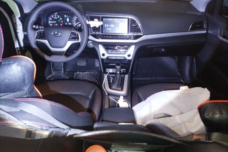 Used Hyundai Elantra (6th Generation / Lingdong) 2016 1.6L Automatic ZhiXuan · Youth Edition Center Console
