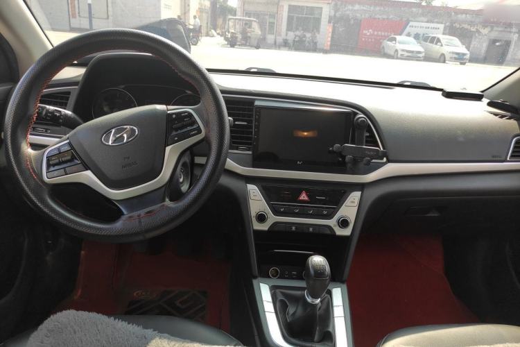 Used Hyundai Elantra (6th Generation / Lingdong) 2016 1.6L Manual ZhiXuan·Youth Edition Center Console
