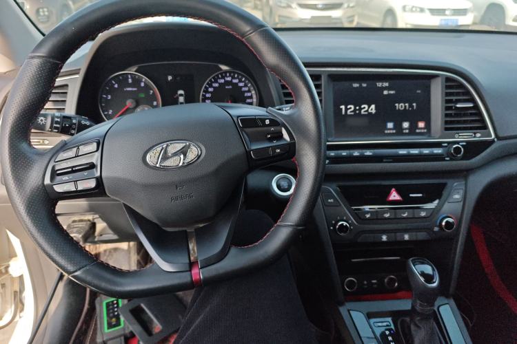 Used Hyundai Elantra (6th Generation / Lingdong) 2016 1.4T Dual-Clutch Xuan Dong · Dynamic Version Center Console
