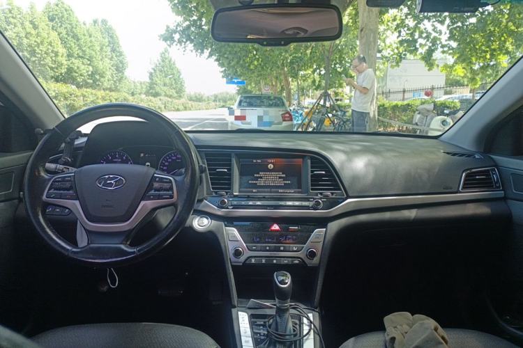 Used Hyundai Elantra (6th Generation / Lingdong) 2016 1.6L Automatic ZhiXuan · Flagship Edition Center Console