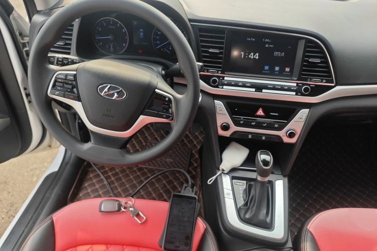 Used Hyundai Elantra (6th Generation / Lingdong) 2016 1.6L Automatic ZhiXuan · Youth Edition Center Console
